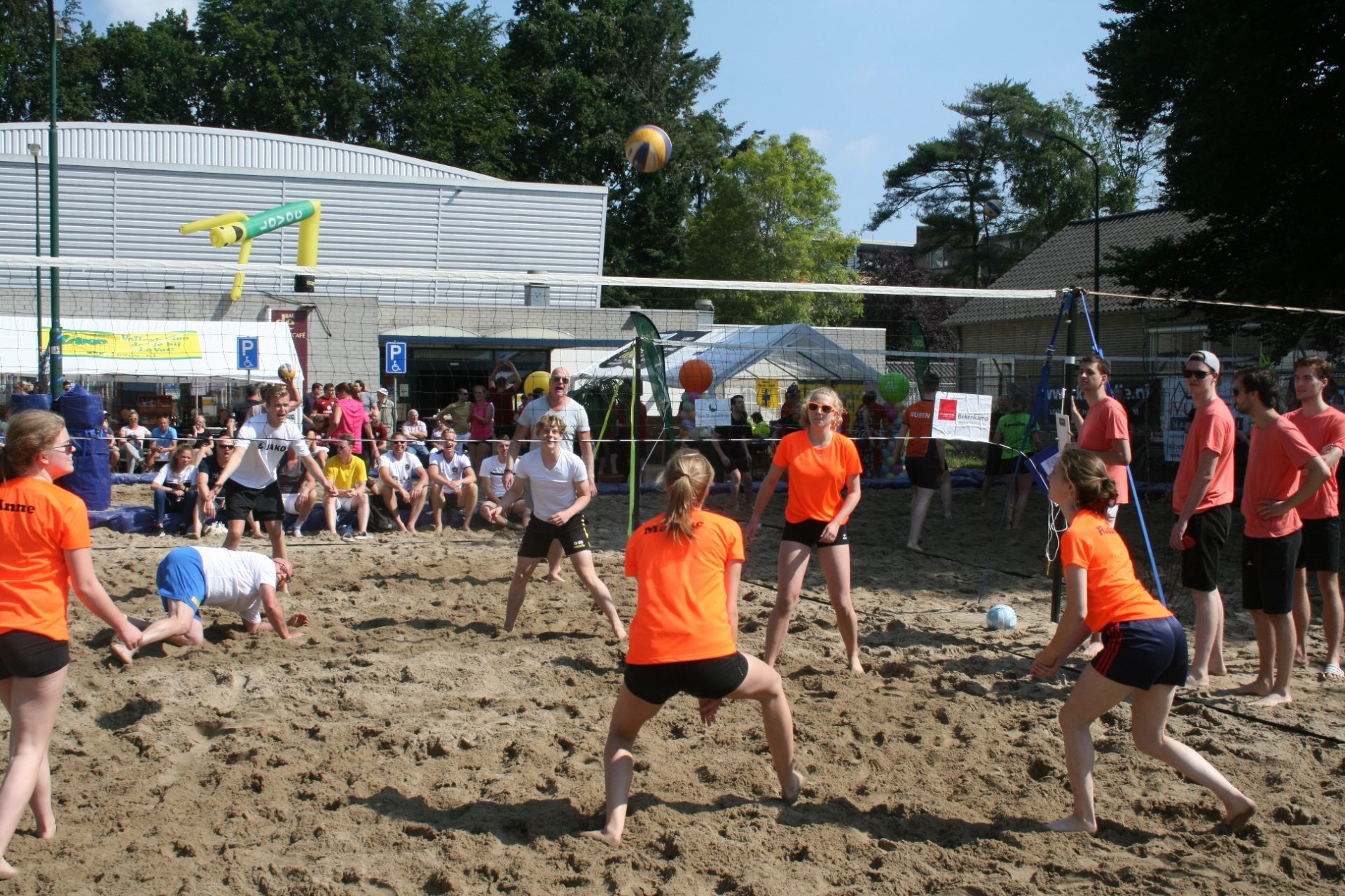 Lees meer over het artikel Aangepaste (spel)regels en inschrijving 37e Loosdrecht-Beachtoernooi binnenkort van start!